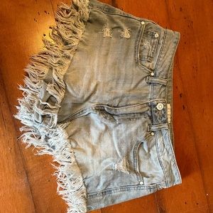 celebrity pink is the brand it doesn’t say the exact size but i would say 0-2